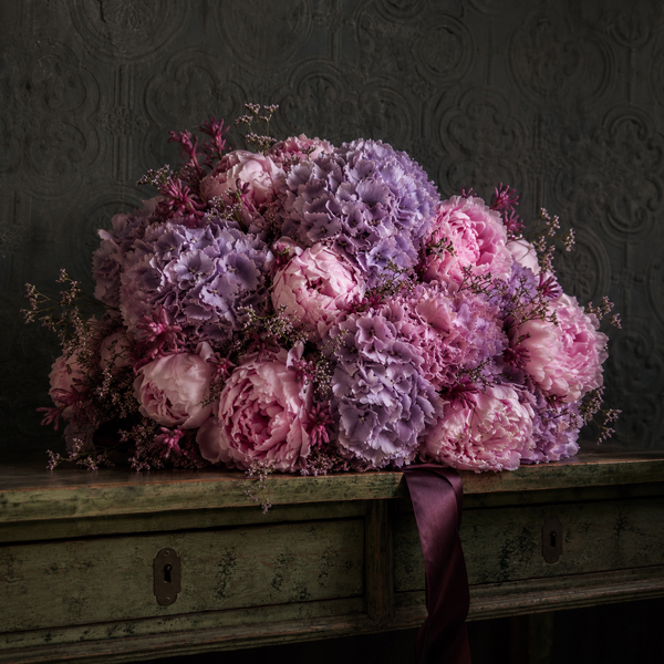 The Art of Gifting: How to Choose a Luxury Flower Bouquet for Someone You Love